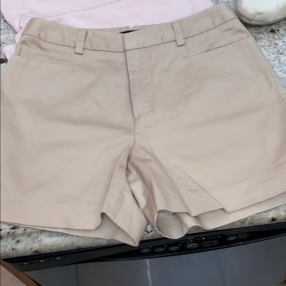 Woman’s Express Stretch Kahki Shorts Sz 4 - Picture 3 of 8